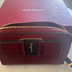Ferragamo RED CHILI Pebble leather crdif card wallet